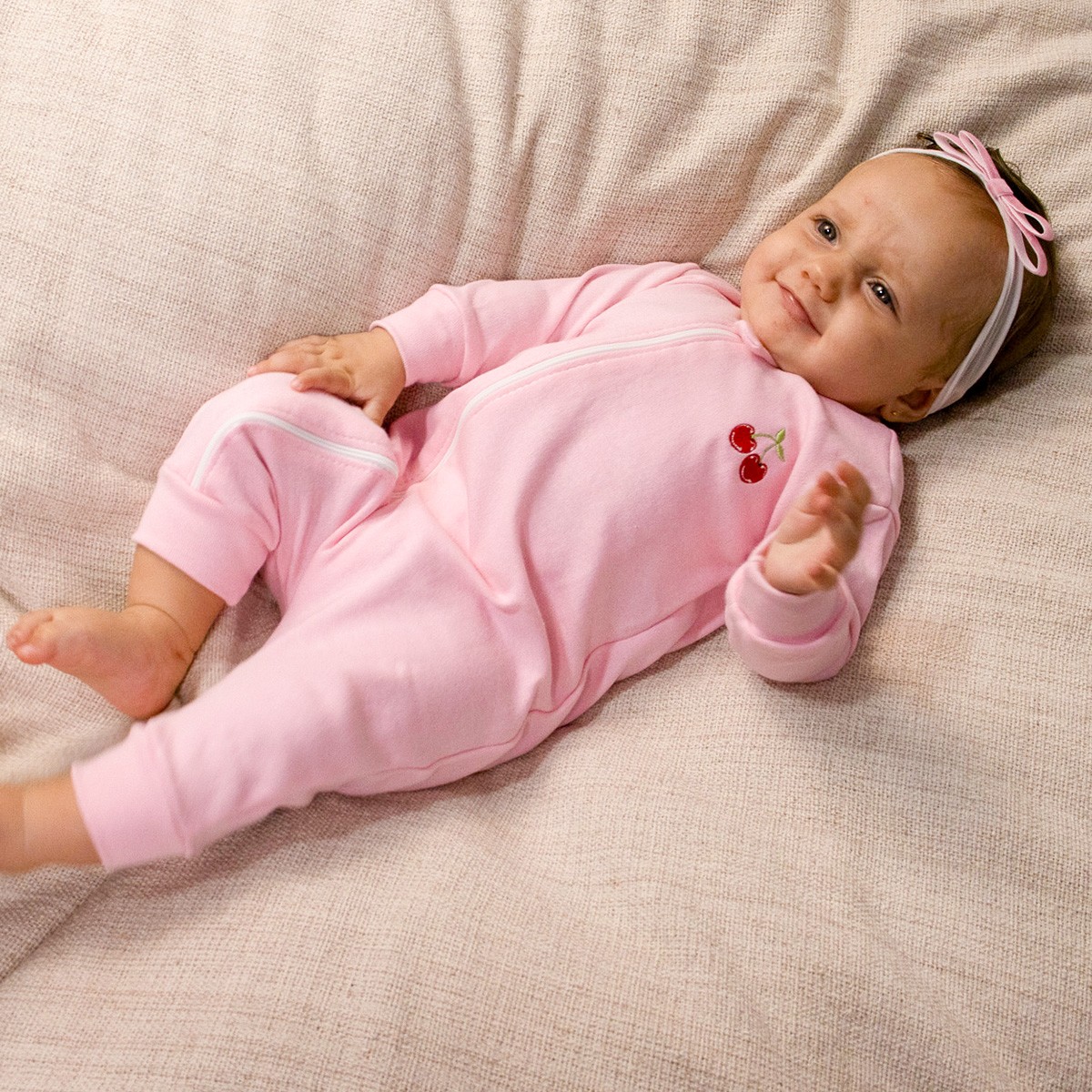 Macacão de Bebê Menina Bordado Cerejinha Suedine 100% Algodão com Zíper Macacao Bebe Feminino Rosa