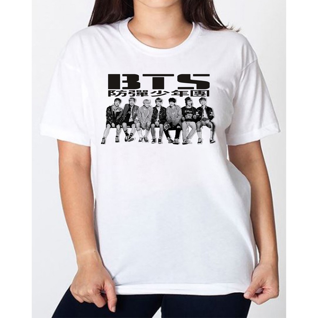Camiseta BTS K-Pop Coreana Branca Unissex – T-Shirt Pop Star Feminino Masculino Diversos Tamanhos
