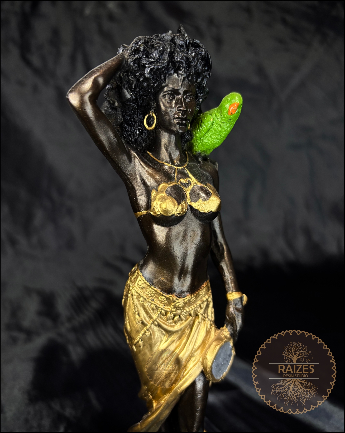 Estátua/Escultura Imagem Orixá Oxum com Papagaio - Metalizada