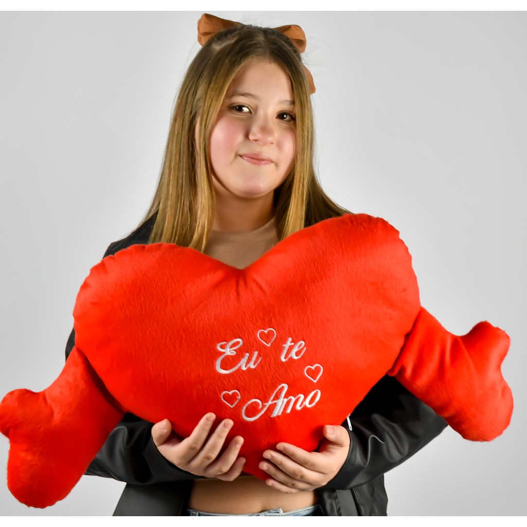 Coração De Pelucia Com Mão, Grande Bordado  \ Almofada Decorativa Coração Grande 68 Cm