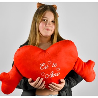 Coração De Pelucia Com Mão, Grande Bordado  \ Almofada Decorativa Coração Grande 68 Cm em Oferta na Shopee