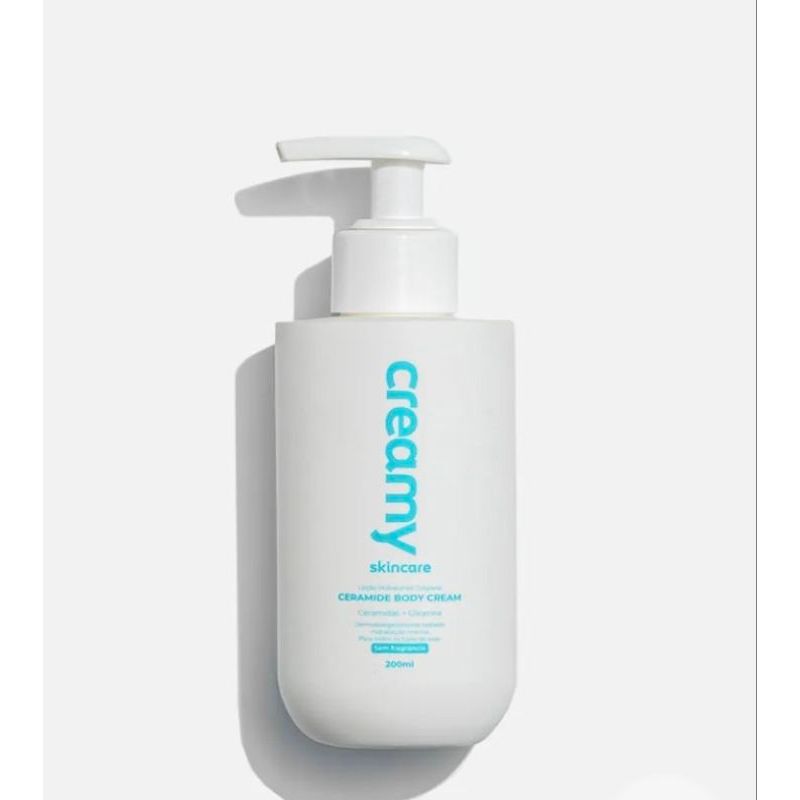 Frasco branco do hidratante corporal Creamy Ceramide Body Cream de 200ml com válvula pump sobre fundo neutro
