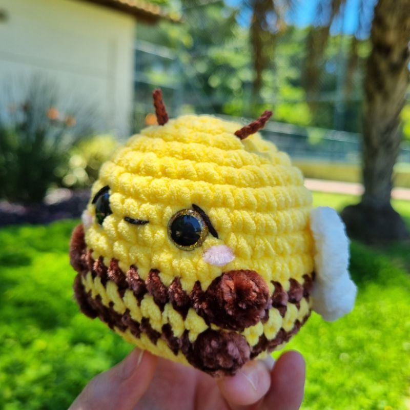 Abelha em amigurumi com olhos brilhantes e coloridos, perfeita para presentear e decoração amigurumi chenille pelúcia