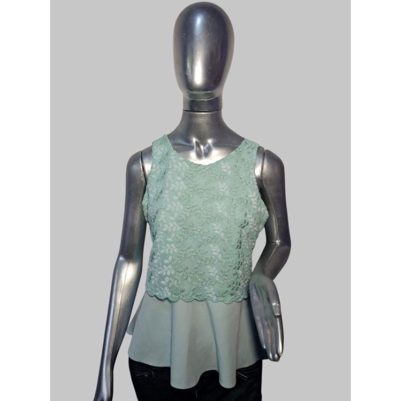 Blusa Verde Menta | Sobreposição Renda Floral | Modelagem Peplum | Zíper Costas