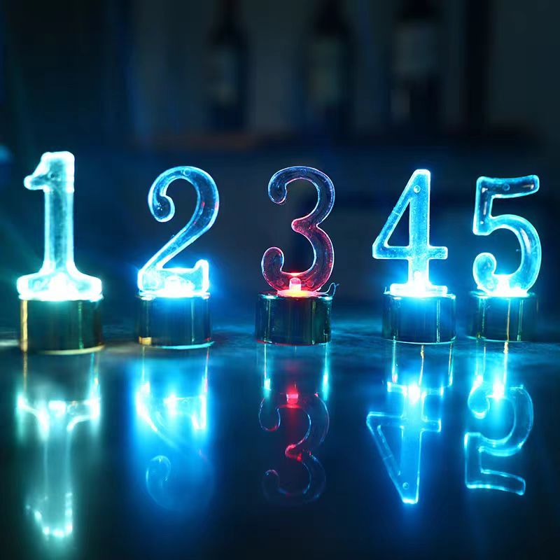 Velas LED inteligentes e coloridas: efeito intermitente seguro para noites e festas.