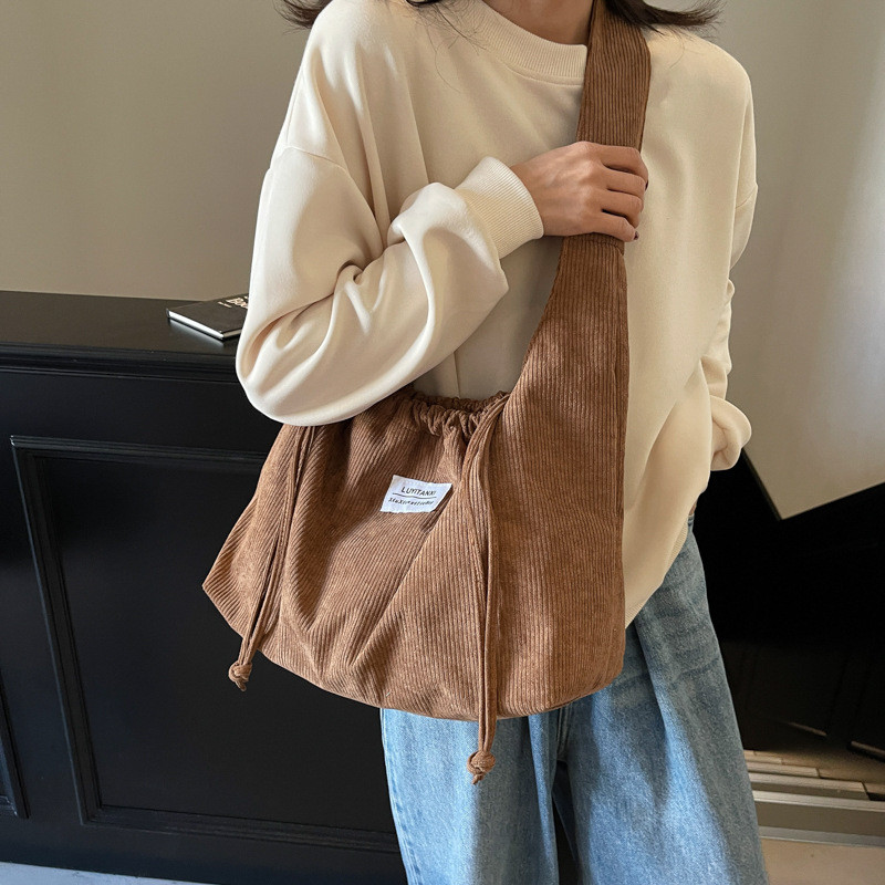 Bolsa Feminina Coreana de Veludo Cotelê Grande Capacidade Cabe Notebook Pequeno Bolsa Transversal Casual Leve