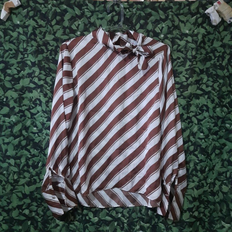Camisa de Cetim Listrada Branco e Marron (36) | BRECHÓ CHARME&GLAMOUR