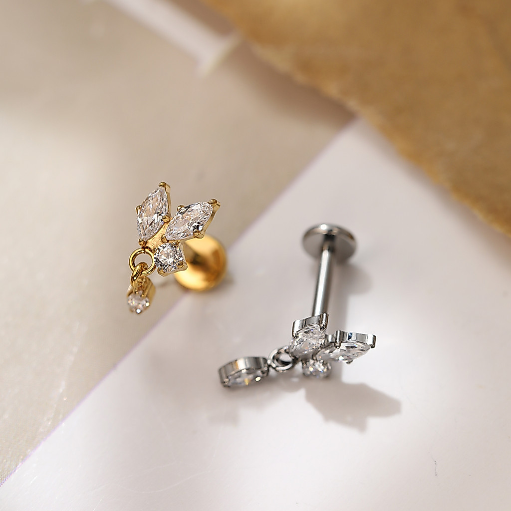 Piercing Labret Titânio Helix Tragus Conch 3 Pedras Zircónia Cravejada Com Pingente · foto 2