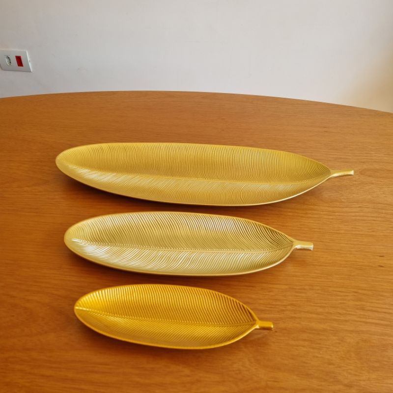Bandeja decorativa dourada modelo folha tamanhos diferentes sala centro mesa porta objetos