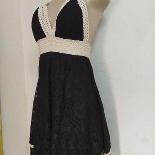 Vestido preto rendado, frente única.