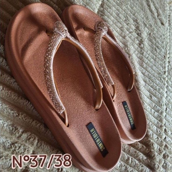 Chinelo Feminino Anatômico Com Solado Nuvem Antiderrapante E Correias Em Strass Para Conforto