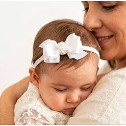 Faixa Bebê Laço Branco Batizado Luxo Pérolas Meia De Seda Confortável Macia
