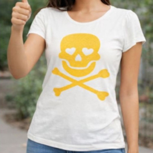Camiseta feminina estampada branca estampa de caveira dourada