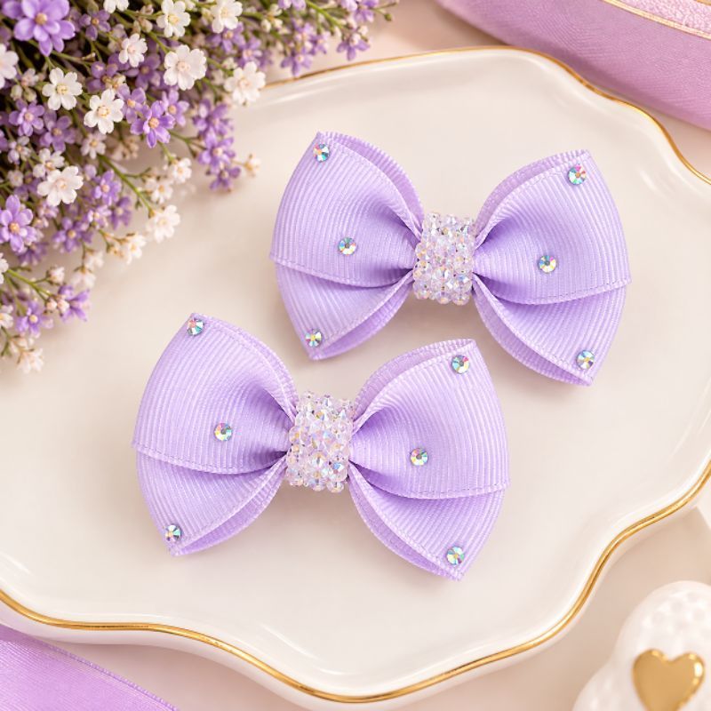 Laço Infantil Lilás com Flor de Cristal e Detalhe Dourado | Acessório de Cabelo para Menina