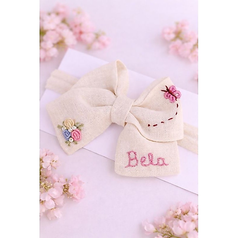 Laço de Linho Bordado Personalizado – Off White Azul Rosa