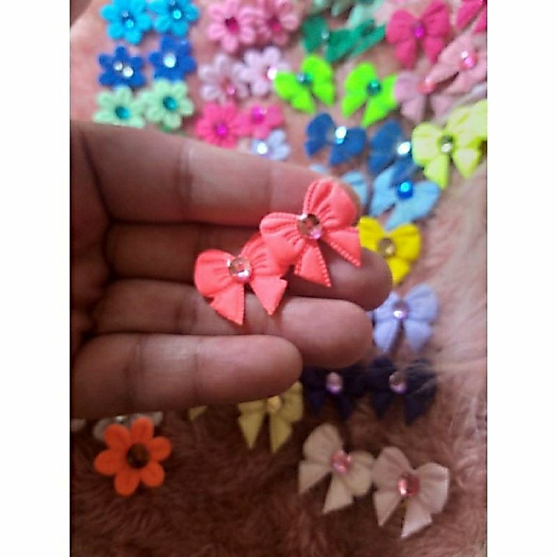20 Lacinhos e 20 florzinhas adesivas pet shop — imagem 2 de 2