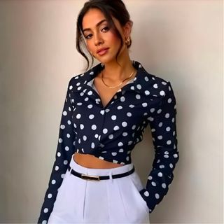 Blusa Cropped Feminina Poá Manga Longa Camisa Social Estampada Bolinhas com Amarração nas Costas Moda Elegante
