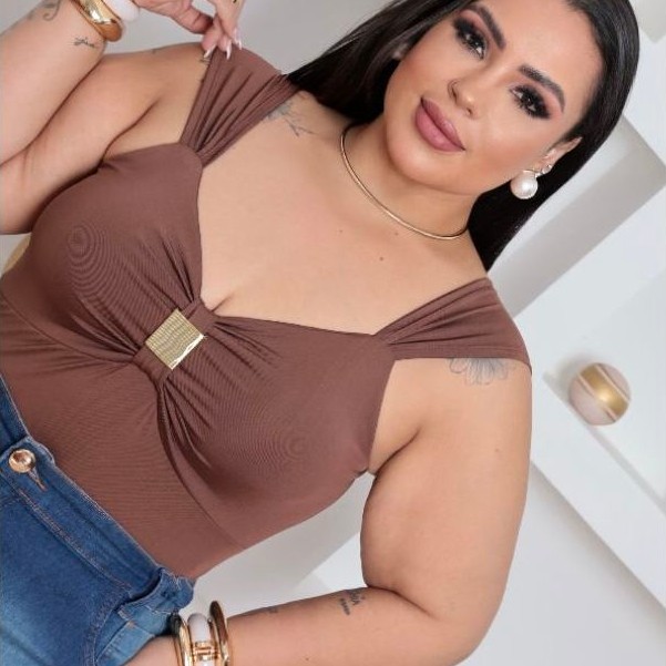 Blusa Cropped plus size Feminina Regata com Detalhe Dourado No Busto Confortável e Elegante