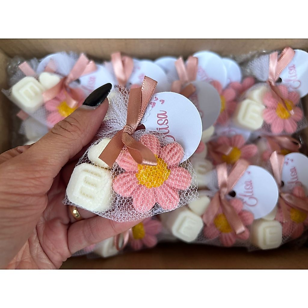 Lembrancinha Sabonete Artesanal Florzinha com Letra e Coração | Personalizada | Maternidade | Chá de Bebê | Aniversário