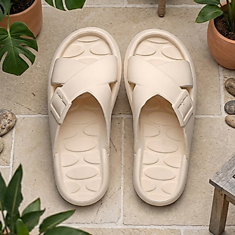 Chinelo feminino leve e confortável, solado macio e antiderrapante, fivela charmosa e moderna