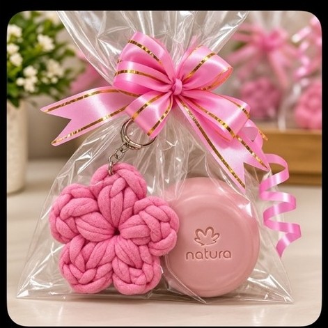 Chaveiro Artesanal De Croche Feito Com Fio De Malha +Um Sabonete Da Natura Ótima Opcao De Presente.
