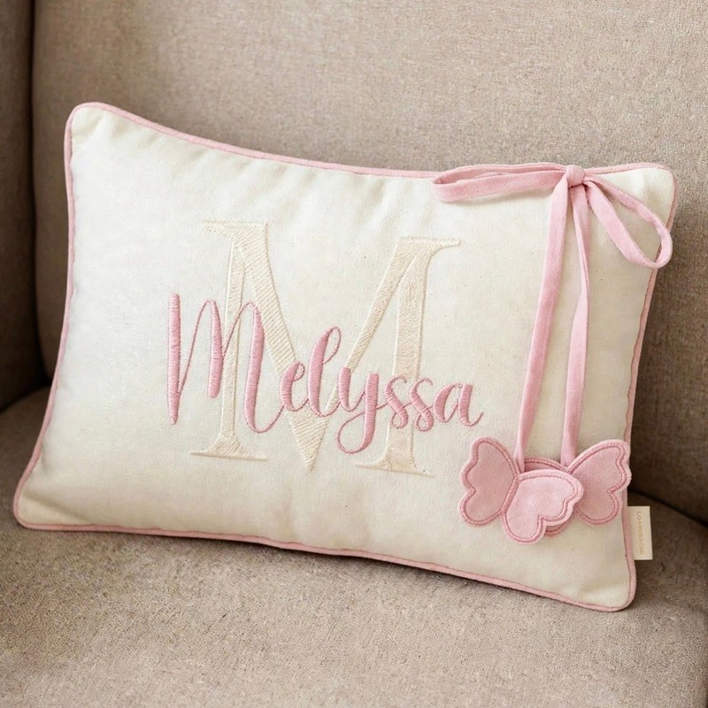 almofada decorativa enxoval maternidade personalizadas com nome | 25x35 | borboletas | folhas — imagem 2 de 2