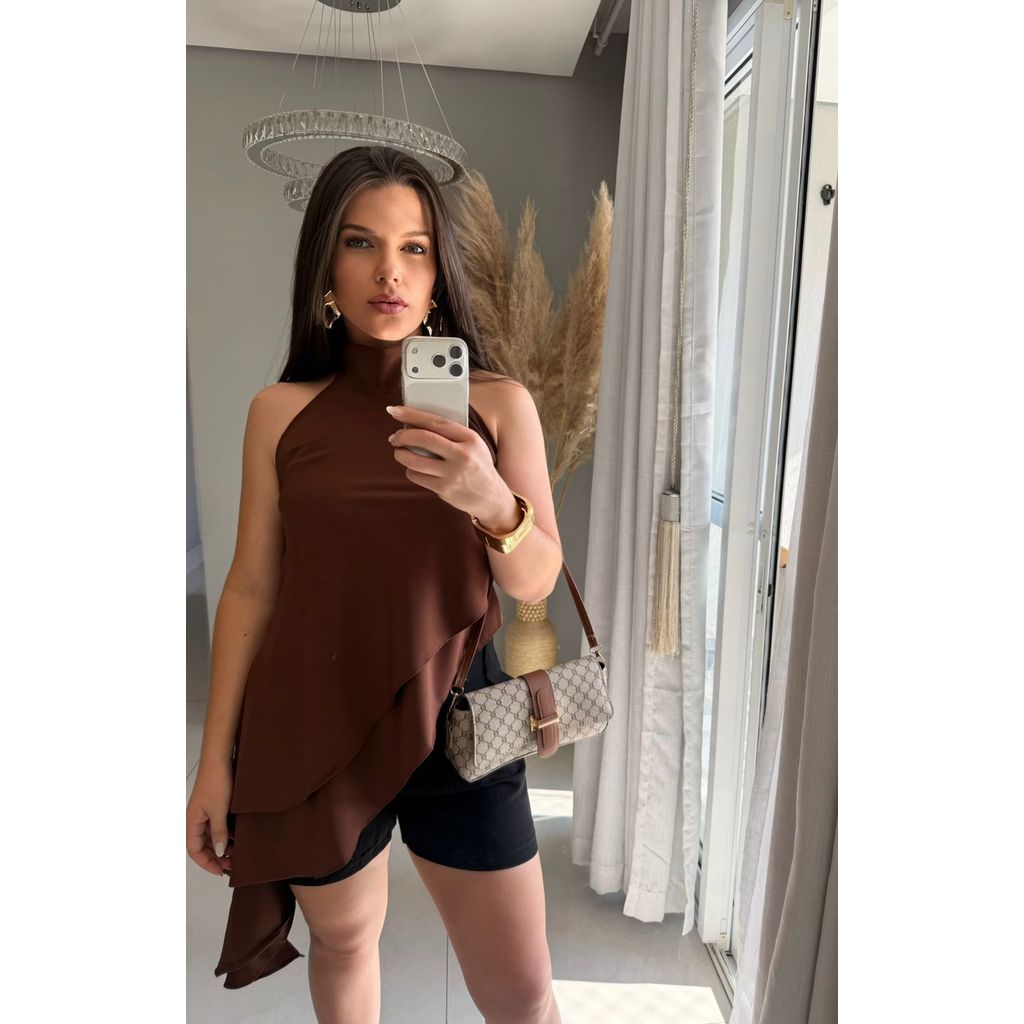 T124 BLUSA BRANCA DE GOLA ALTA SEM MANGAS, DESIGN ASSEMETRICO ELEGANTE