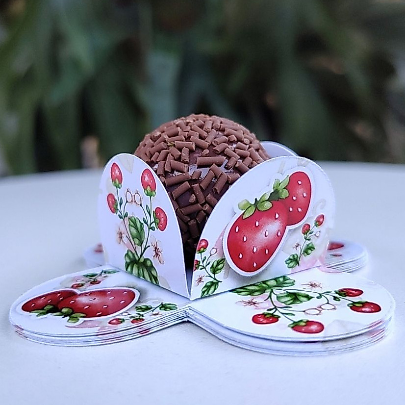 Forminha de Doce Brigadeiro, Beijinho 4 Pétalas Festa, Aniversário, Lembrancinha Morango Moranguinho