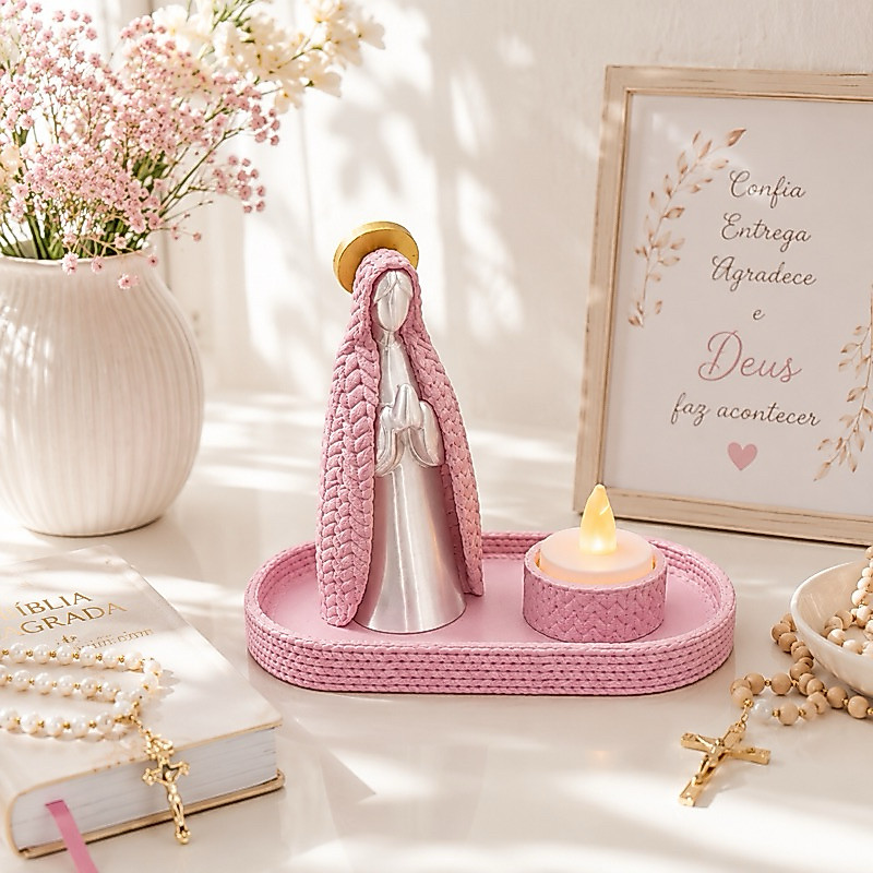 NOSSA SENHORA TRICÔ COM VELA/ PORTA TERÇO NOSSA SENHORA COM VELA LED/ NOSSA SENHORA COM BANDEJA E VELA LED/ PORTA TERÇO