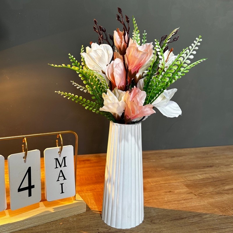 Vaso Alto 3D canelado, gesso, com flores artificiais luxo