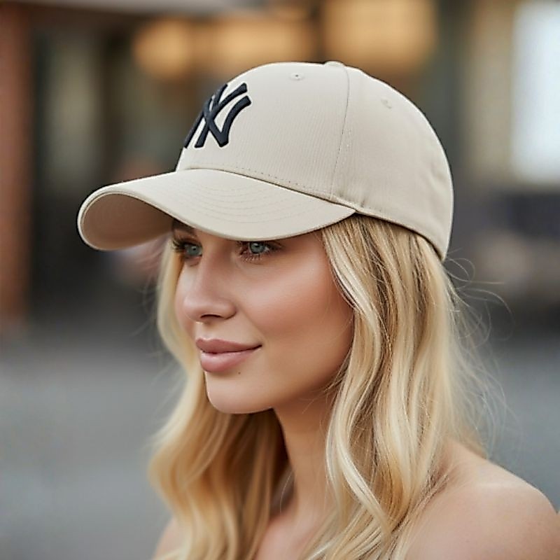 Boné Niu Trucker Bege com Logo Preto Aba Curva Regulagem Fitão Unissex