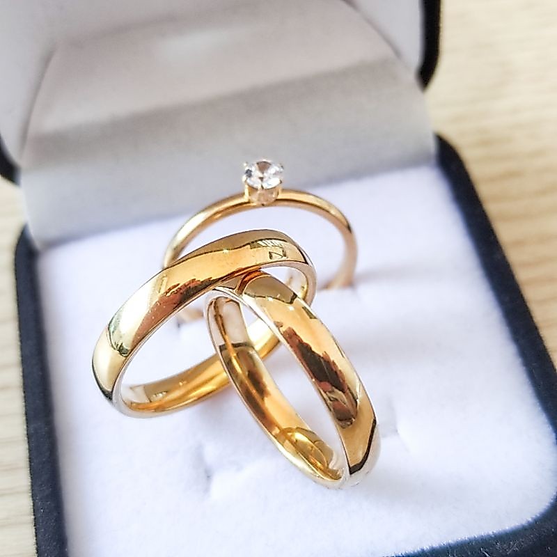 Par de Alianças Premium Casamento Noivado 4mm Ouro 24K Folhado Luxo + Anel Solitário Zircônia Branca