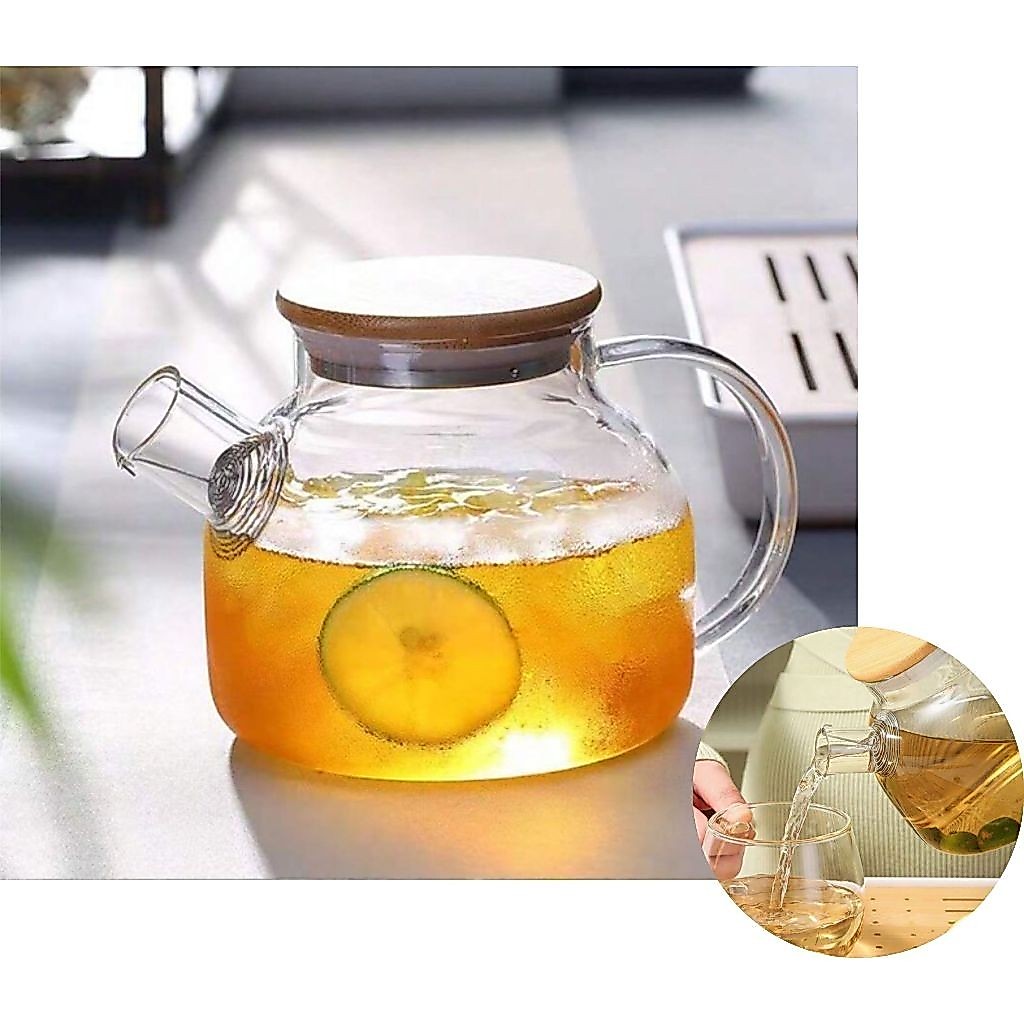 Chaleira de vidro borossilicato transparente com tampa de bambu contendo chá com rodela de limão, acompanhada de detalhe lateral mostrando o líquido sendo servido em um copo.