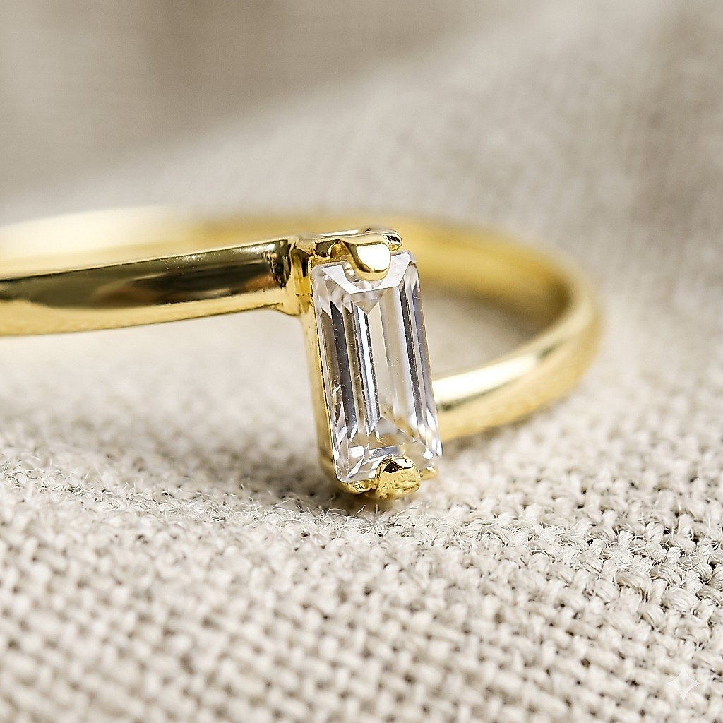 Anel Feminino com Pedra Retangular de Zircônia Banhado a Ouro 18k — imagem 2 de 2