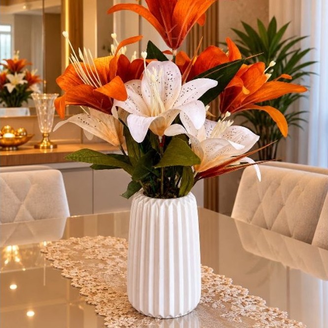 Arranjo Decorativo com Lírios Creme e Terracota | Vaso de Gesso Canelado | Decoração Elegante