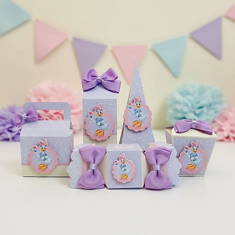 Kit Festa Personalizado Margarida– Caixas Milk, Bala, Pirâmide, Sushi e Mala – Lembrancinha Aniversário