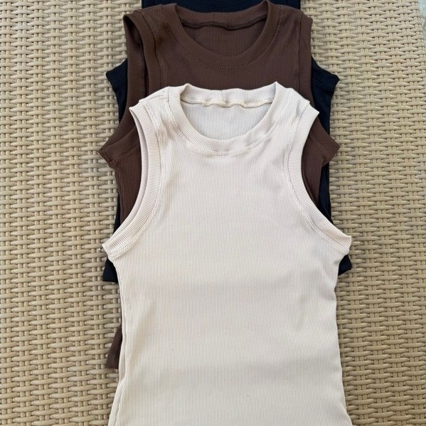 Kit 2 Regatas Femininas Básicas Academia Blusinha Ribana Canelada Estilo Casual