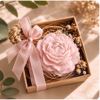 Lembrancinha de casamento e padrinhos Vela decorativa em forma de flor rosa com laço em caixa de papel artesanal