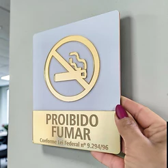 Placa Proibido Fumar com Lei 14x18cm MDF e Acrílico Sinalização Interna Dourado Prata Rose