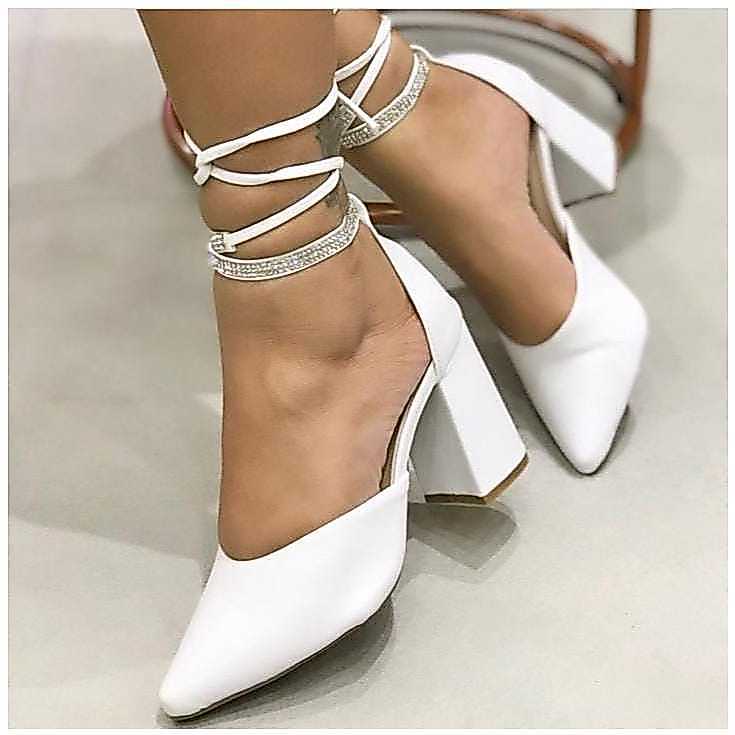 Scarpin branco com strass