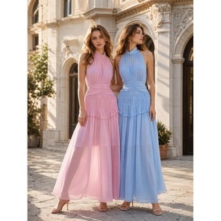 Vestido longo em tecido chiffon, com modelagem fluida que proporciona um caimento delicado e elegante