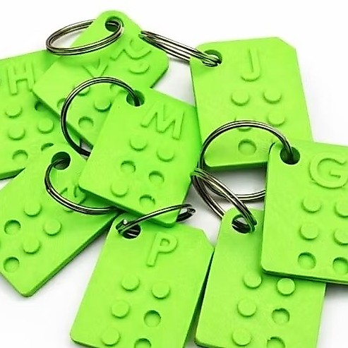 Kit Chaveiros Com Letra Cores Neon Inclusão Braille Alfabeto Movel Alunos Escolar