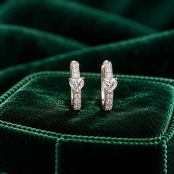 Argolinha Click Moissanite Cravejada com Coração 3,3mm em Prata 925