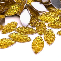 Chaton Navete Cascalho 7x15mm Dourado em Acrílico com Base Reta para Colagem – Brilho e Acabamento Texturizado Cascalho