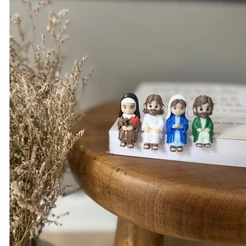 Mini Jesus, Maria, Santa Teresinha e José Sentado Decoração para Monitor Computador ou Notebook