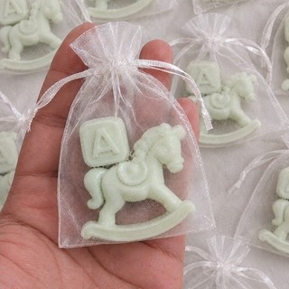 Kit Lembrancinhas Chá De Bebê Maternidade Aniversário Mini Sabonete Perfumado Cavalinho E Letrinha Saquinho De Organza