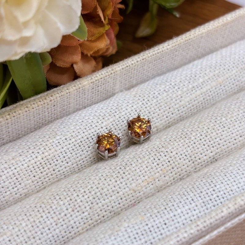 Brinco Moissanite Redondo Marrom 6mm em Prata 925 — imagem 2 de 2