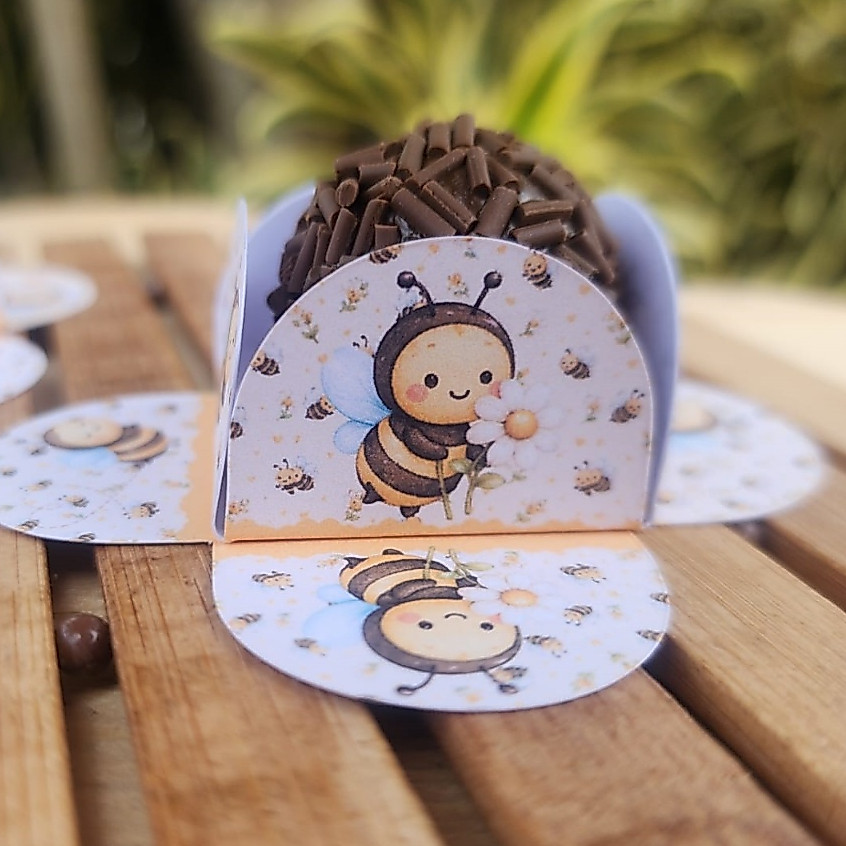 Forminhas de Doces Personalizada Abelhinha em Pétalas para Brigadeiro - Festa - Aniversário - Lembrancinha