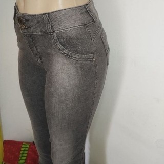 Calça jeans feminina preta.