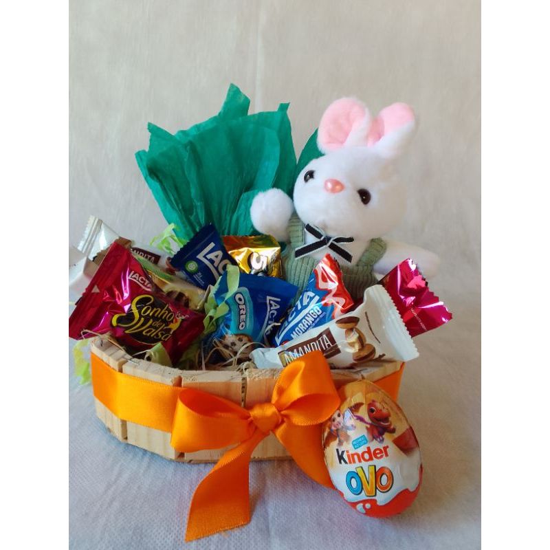 Páscoa encantada chegou! Coelho fofinho,Kinder ovo e bombons para deixar o momento ainda mais especial!
